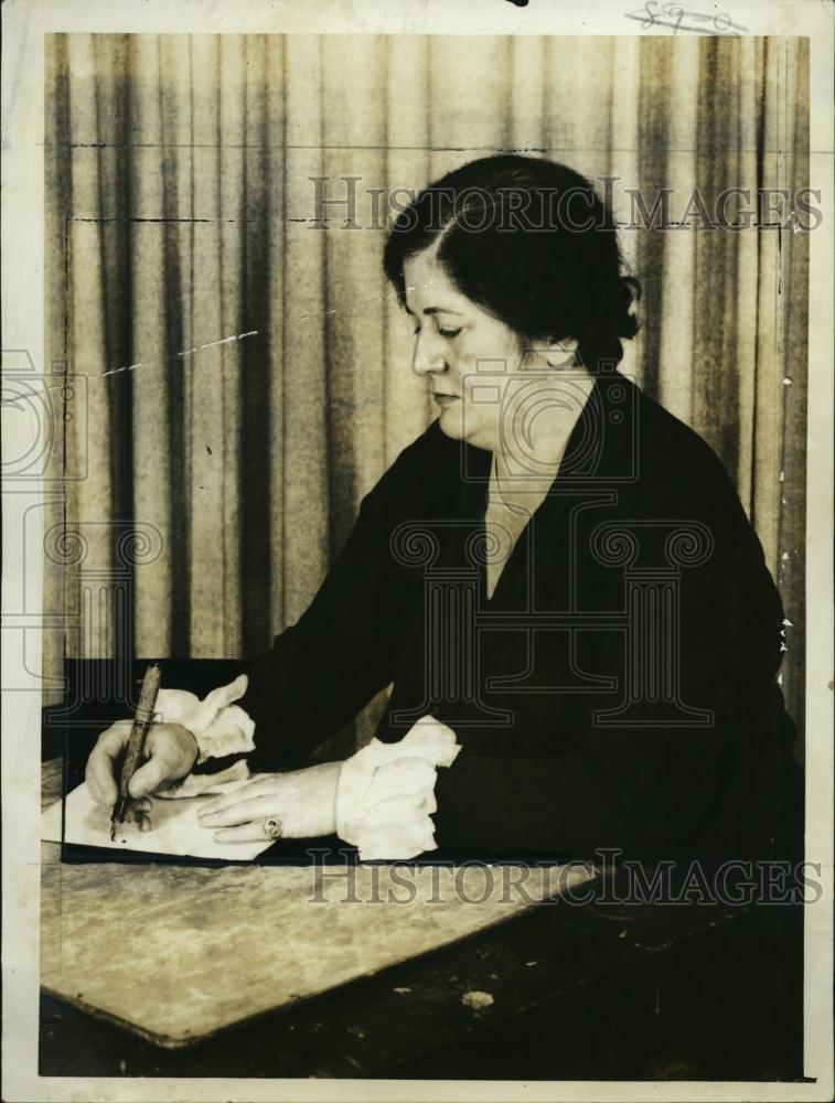 1960 Press Photo Police Woman Irene Auliffe Sitting At Desk - RSL46179 - Historic Images