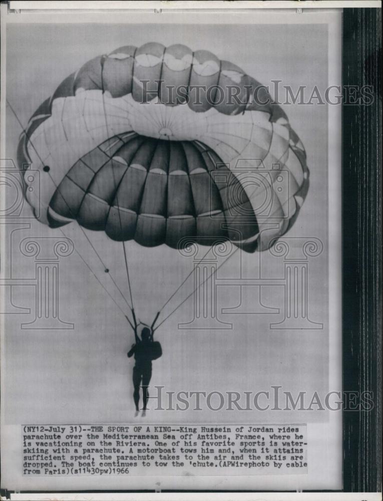 1966 Press Photo King Hussein Jordan Parachutes Over Mediterranean Sea Antibes - Historic Images