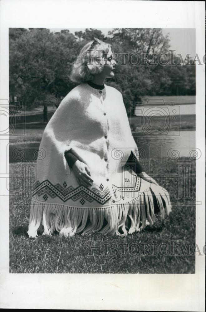 1978 Press Photo Scandinavian-inspired caped poncho - RSL59497 - Historic Images