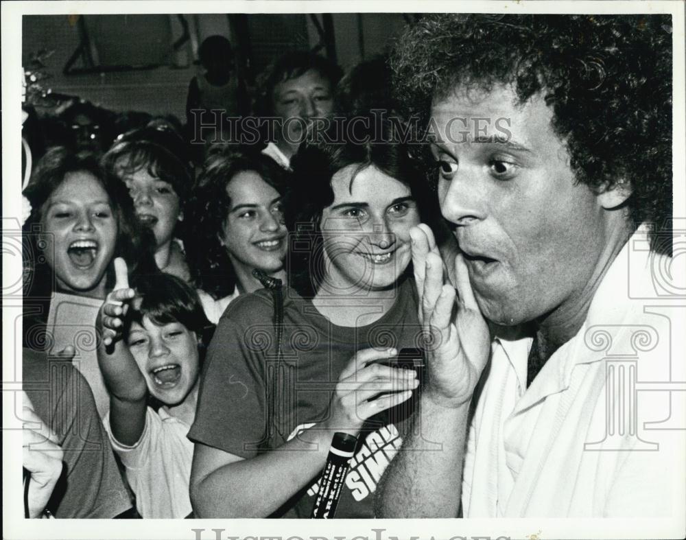 Press Photo Unknown celebrity looking surprised by fans - RSL06121 - Historic Images
