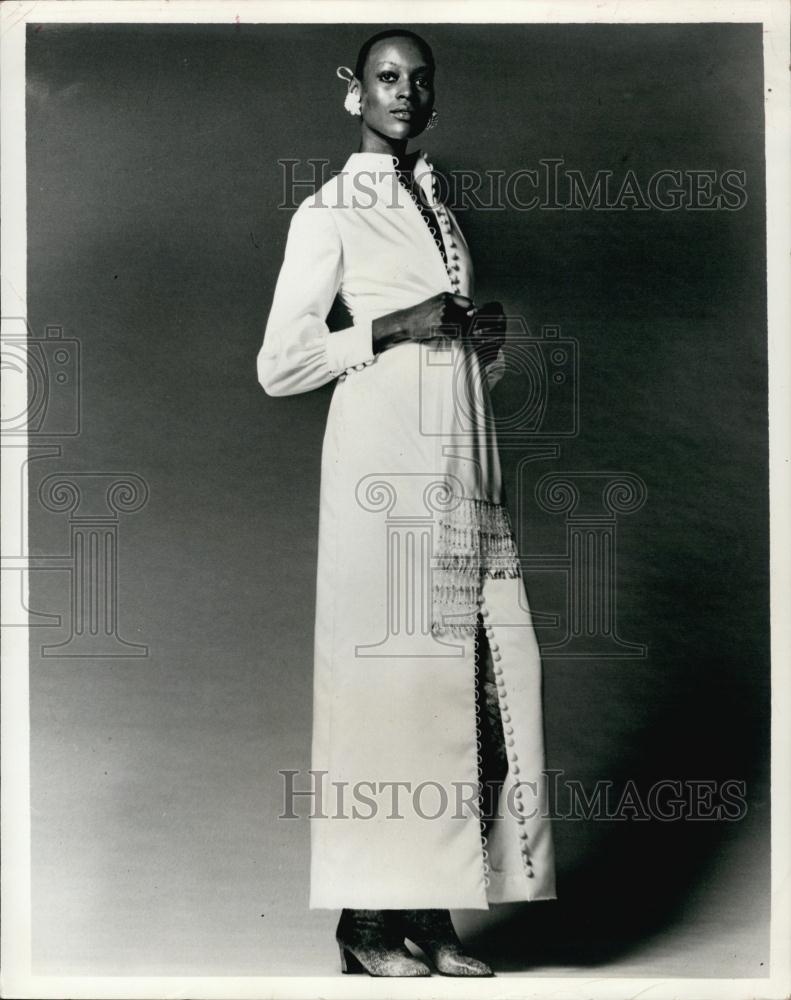 1970 Press Photo Victor Costa pure white satin dress for Suzy Perlette - Historic Images