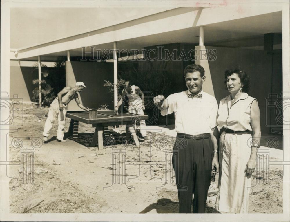 1953 Press Photo Mr and Mrs Weintraub at the Admiral Hotel - RSL67613 - Historic Images