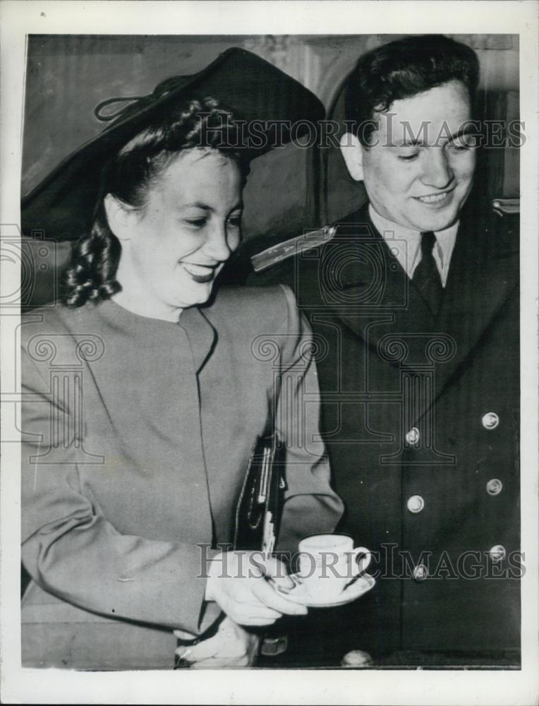 1946 Press Photo Soviet Lieutenant Nicolai Gregorovich Redin Wife Galena - Historic Images