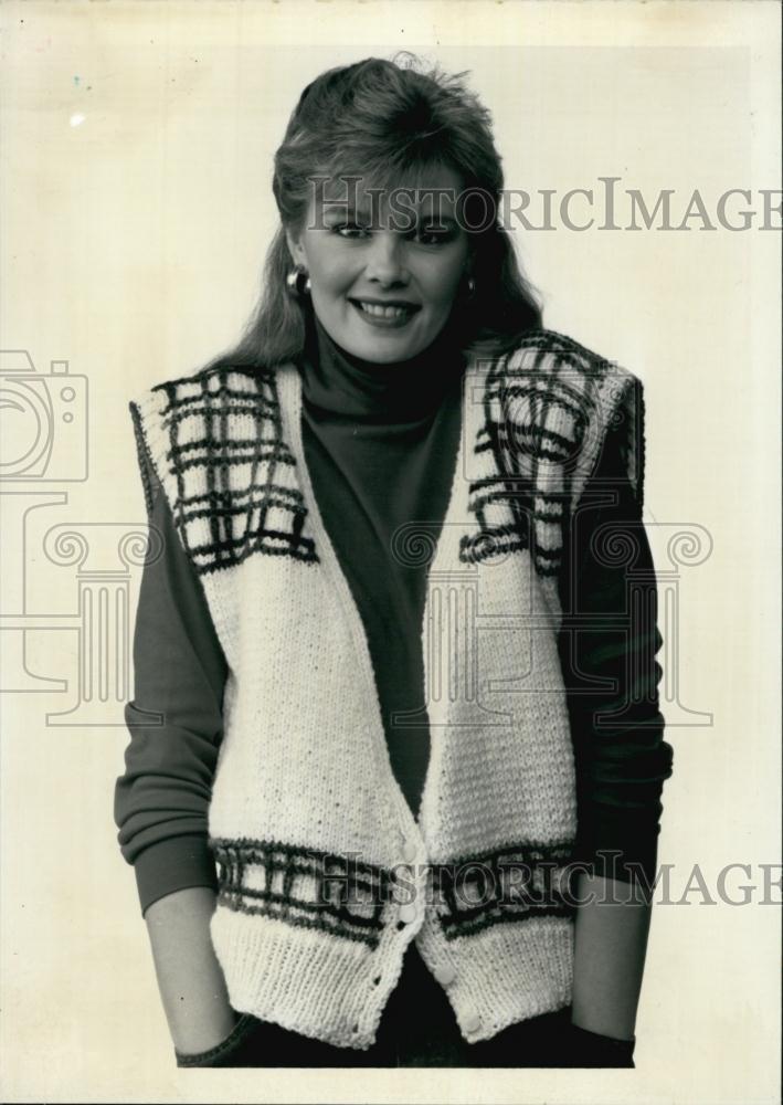 1990 Press Photo A Woman Poses In A Plaid Stitch Vest In Colorful Ombre Yarn - Historic Images