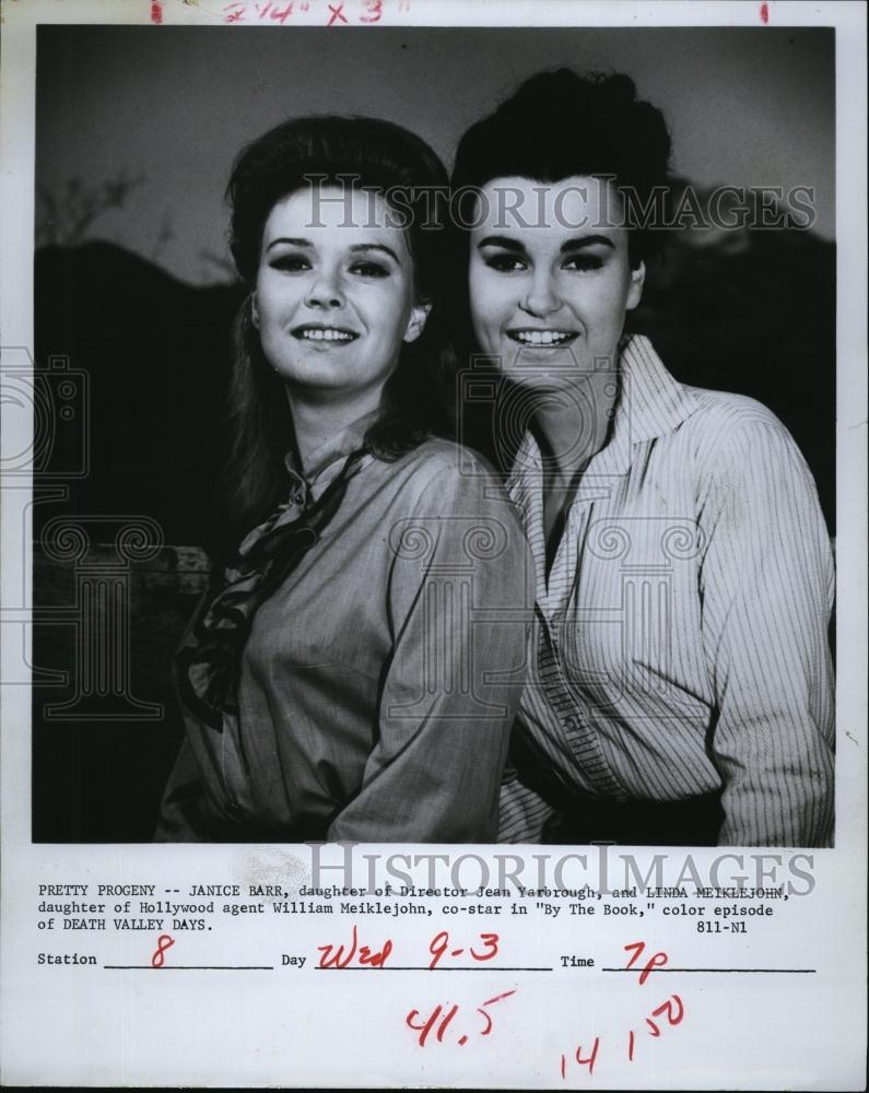 1969 Press Photo Janice Barr Actress Linda Meiklejohn Co-Star Death Valley Days - Historic Images