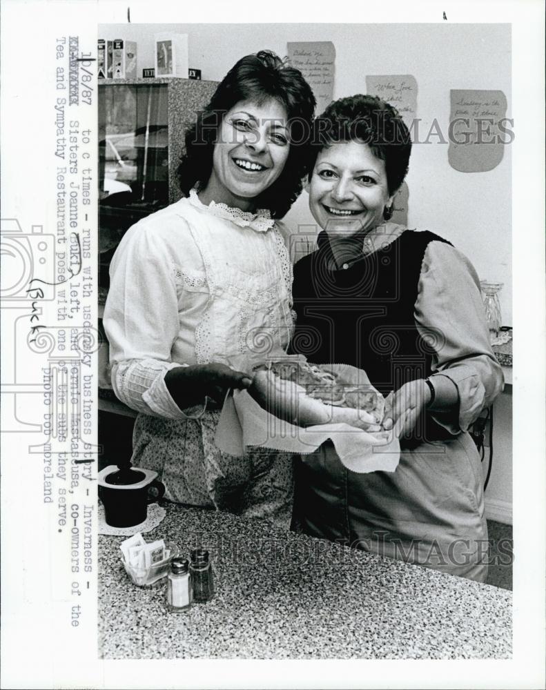 1987 Press Photo Joanne Bucki and sister Bernie Mastascusa, Owners of Tea &amp; Symp - Historic Images