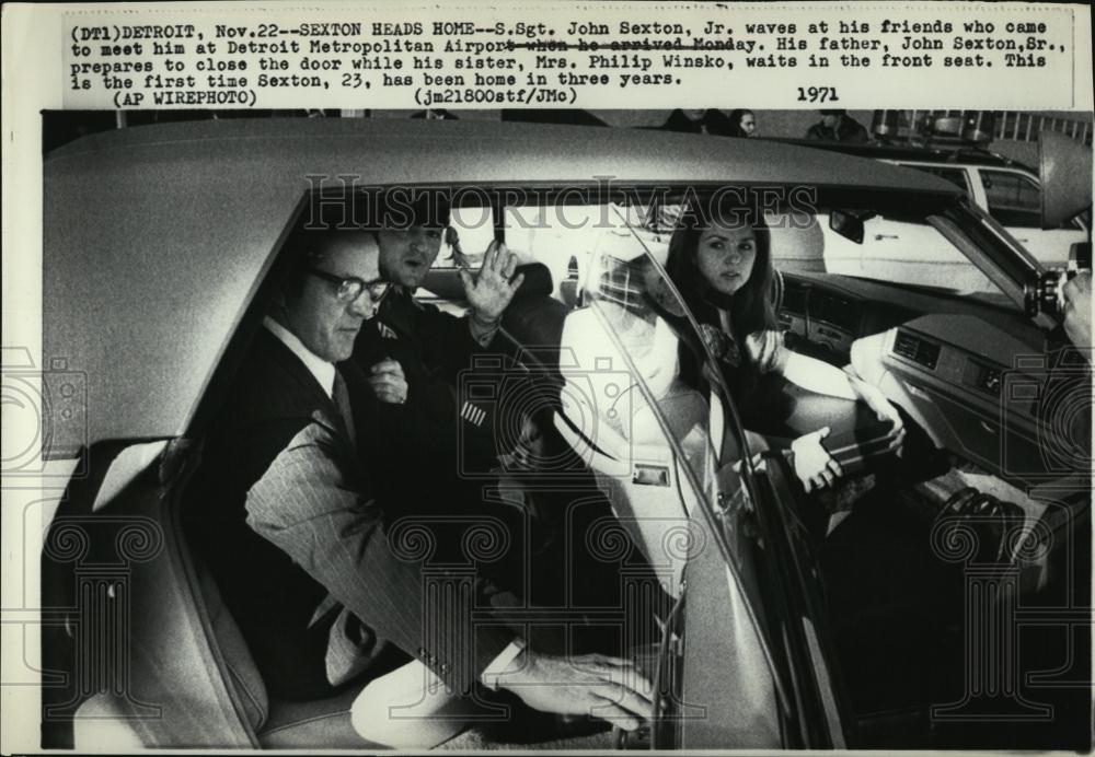 1971 Press Photo Sgt John Sexton Jr waves at his friends with father and siste - Historic Images