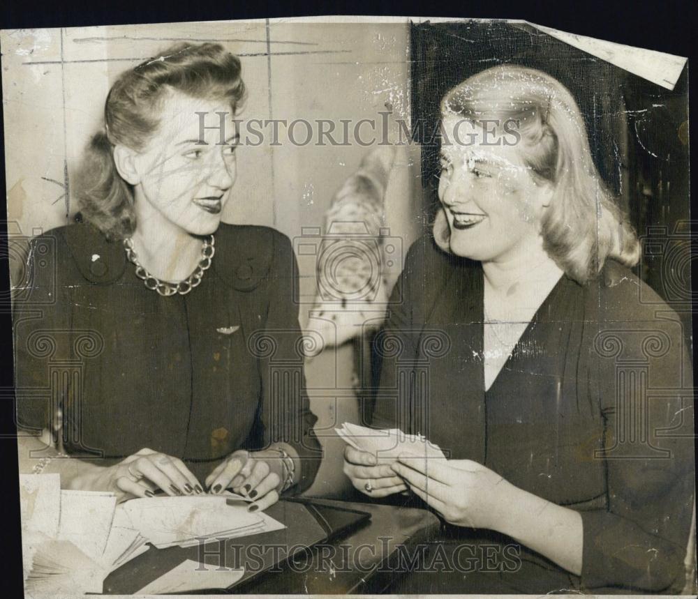 1948 Press Photo Molly Rudd Rosawond Davey sitting at table - RSL04679 - Historic Images