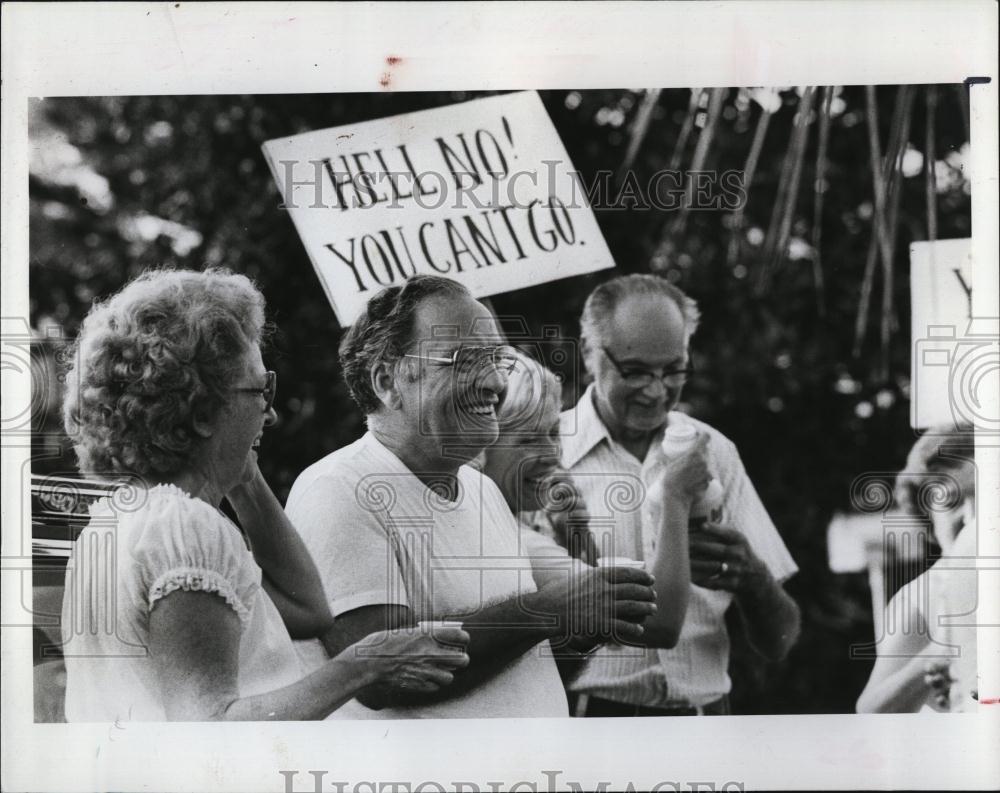 1982 Press Photo Mickey and Dale Zannucker listen to toasts in their honor - Historic Images