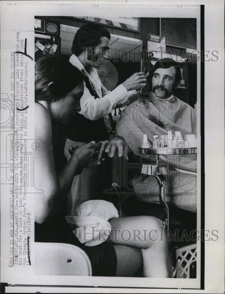 1969 Pres Photo AP Writer John Van Gieson,geta haircut  with Psychedelic Barber - Historic Images