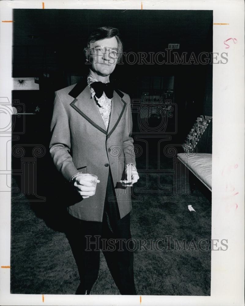 1972 Press Photo Roger Rogers Red Frock Coat Paisley Print Shirt - RSL65673 - Historic Images