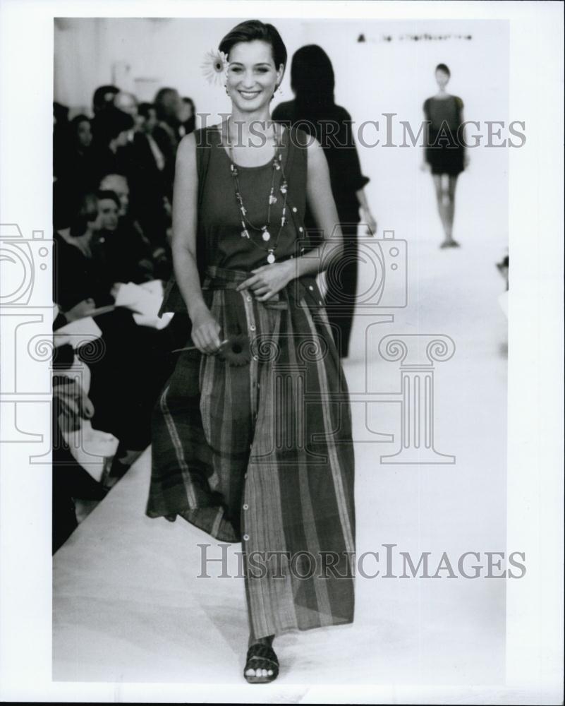 1994 Press Photo Model Wears Button Front Pointelle Tank &amp; Button Front Skirt - Historic Images