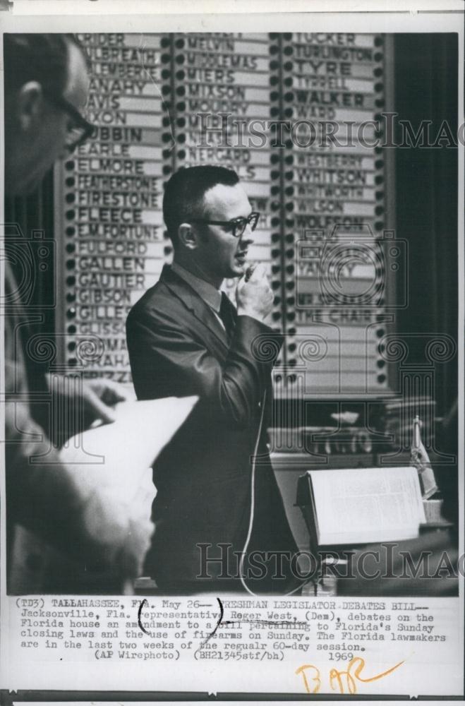 1969 Press Photo Democratic Rep Roger West debating bill for Sunday Closing - Historic Images