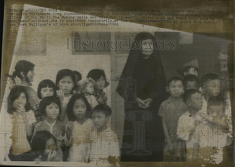 1966 Press Photo Sister Rosa, a prisoner by the Viet Cong, was freed - RSL89133 - Historic Images