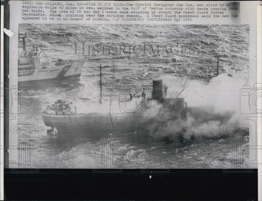 1971 Press Photo Cypriot freighter San Gus set afire explosion Gulf Mexico - Historic Images