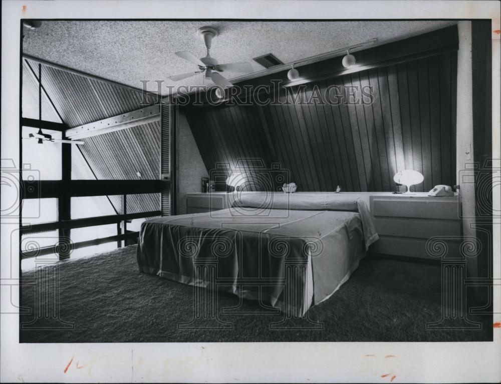 1976 Press Photo Bob and Cynthia Cadreca Housing bedroom - RSL95695 - Historic Images