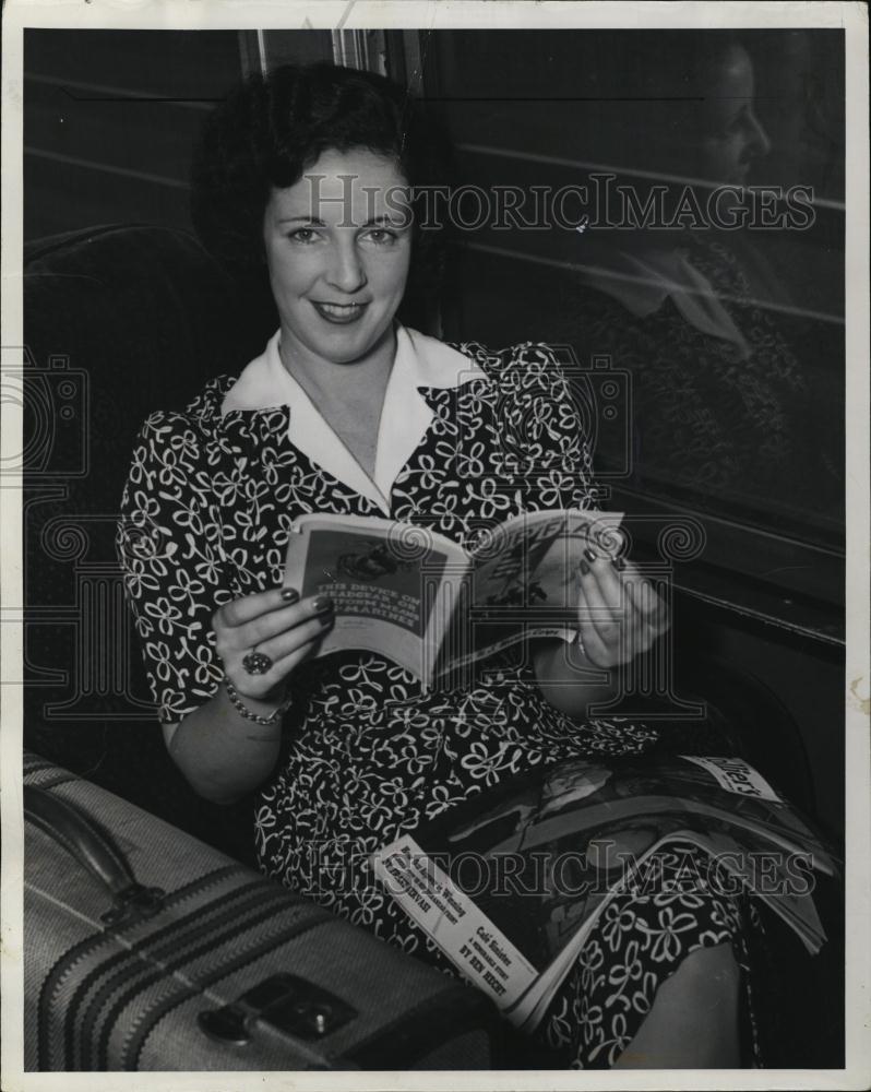 1943 Press Photo Frances TCollins on a train for training as a Woman Marine - Historic Images