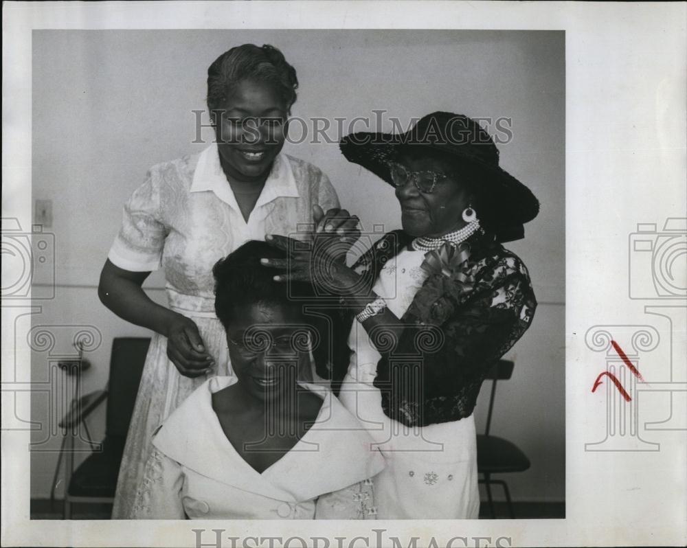 1981 Press Photo Elizabeth Walker Demonstrating Hair Technique on Edna Davies - Historic Images