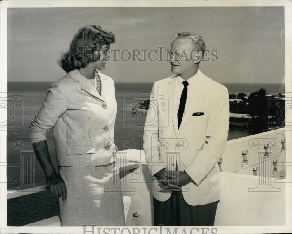 1962 Press Photo &quot;Sun Goddess&quot; Susan Swift and bandleader Sammy Kaye - RSL68039 - Historic Images