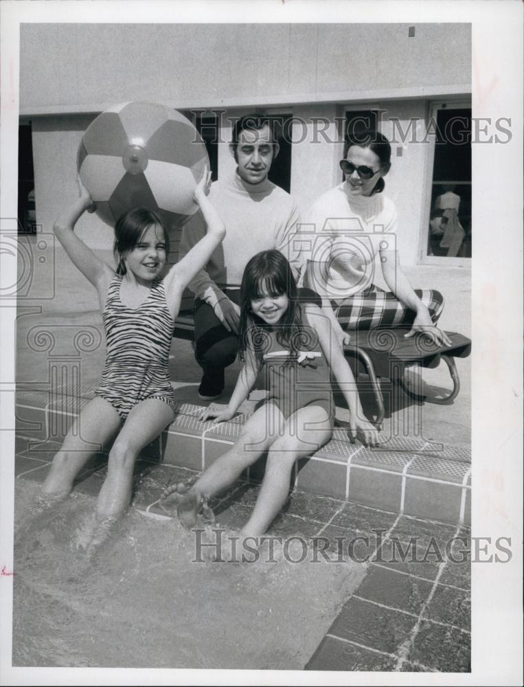 1969 Press Photo Charles Safran Family, Daughters Kerrie, Judith, Wife Louise - Historic Images