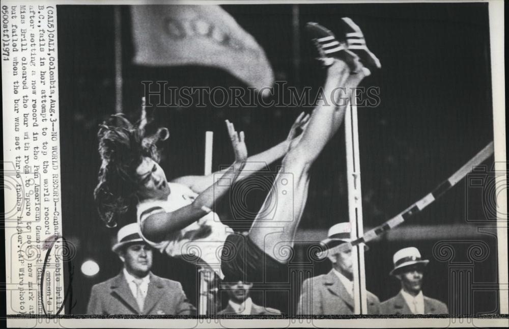 1971 Press Photo Canadian high jumper Debbie Brill fails to set new record - Historic Images