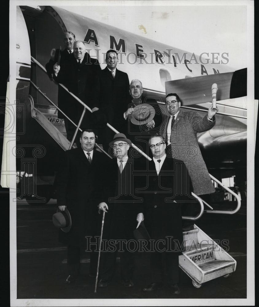 1960 Press Photo Group Departing To Witness Consecration Of New Catholic Bishop - Historic Images