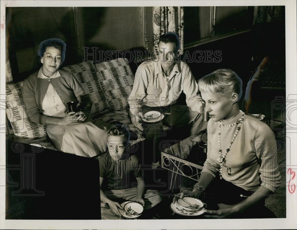 1956 Press Photo Mr and Mrs RB Mobley Family, eating at their TV Room - Historic Images