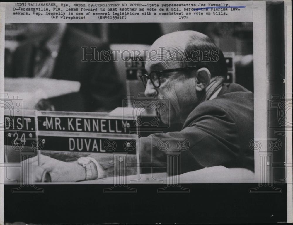 1972 Press Photo Rep Joe Kennelly of Jacksonville , cast no votes on a bill - Historic Images