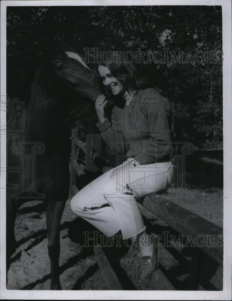 1970 Press Photo Jay Sargent youngest daughter of gov with pet horse - RSL78099 - Historic Images