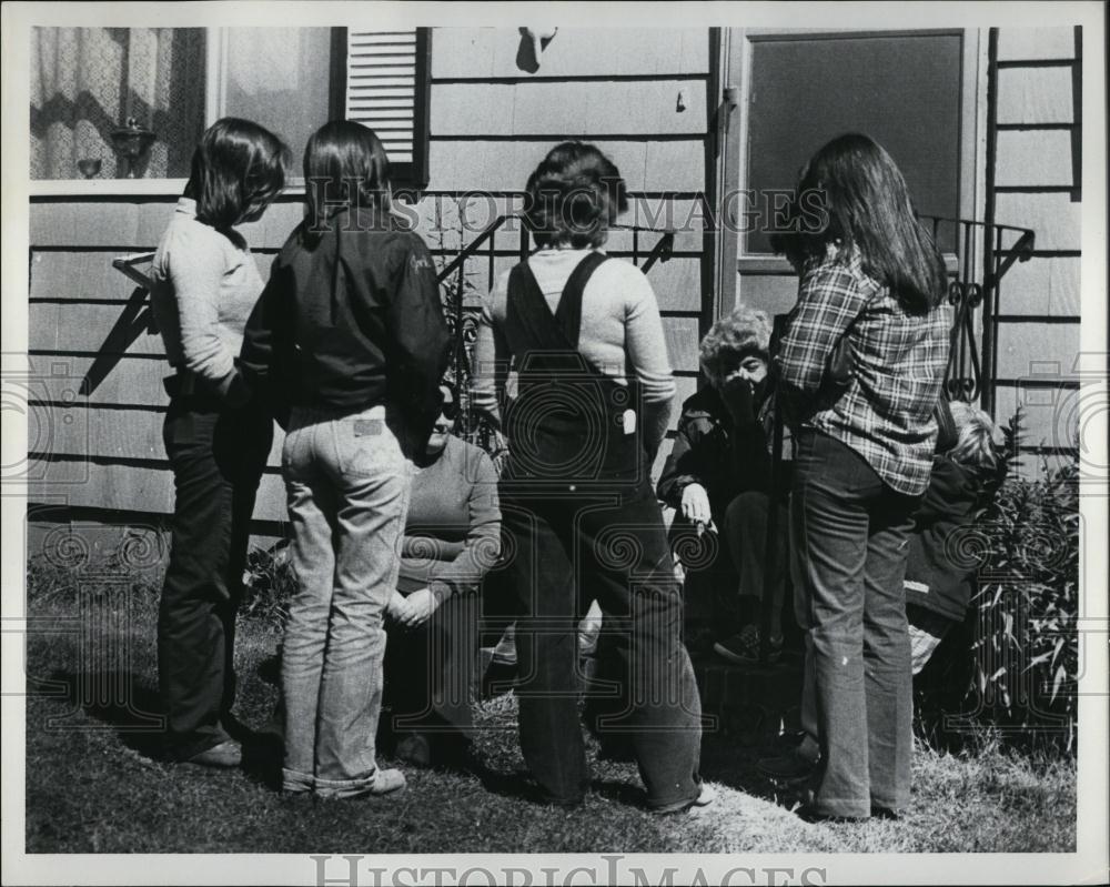 Press Photo Hanging out by the backdoor - RSL07629 - Historic Images