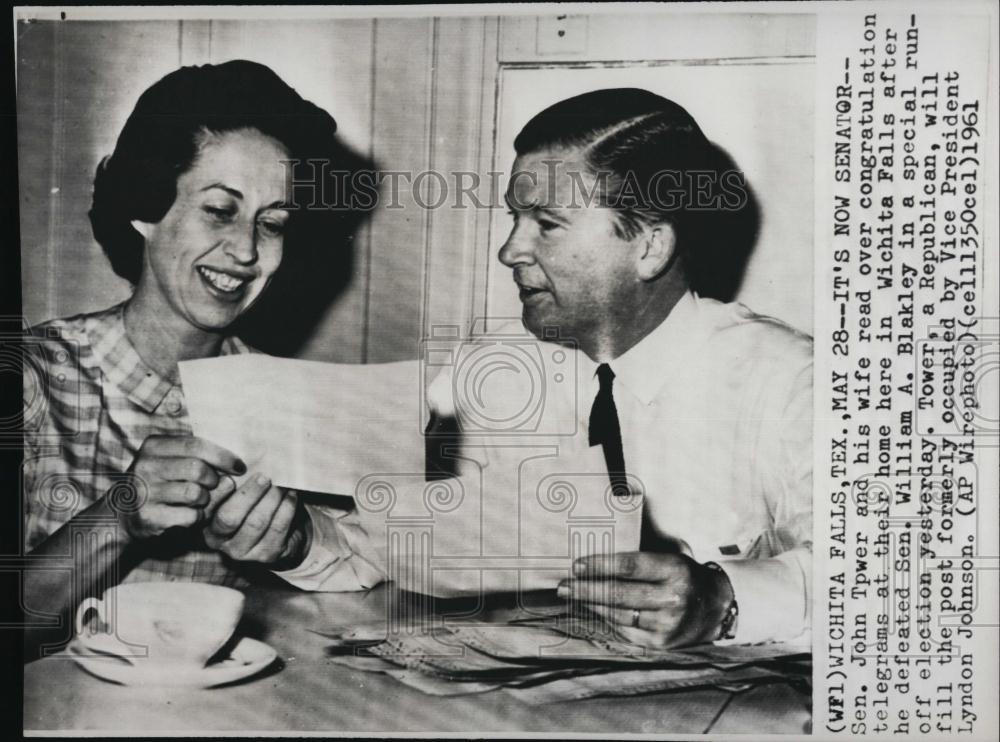 1961 Press Photo Sen John Tower and his wife reading congratulation telegrams - Historic Images