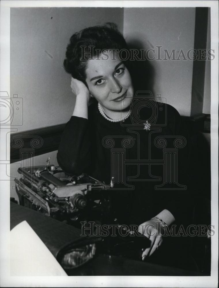 1957 Press Photo Marie Torree Tv Columnist Federal Court jail time - RSL83757 - Historic Images