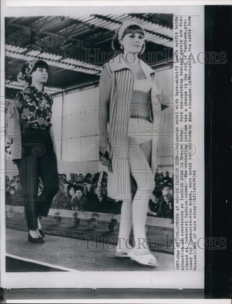 1964 Press Photo A Bulgarian Model In A Bare-Midriff Beach Outfit - RSL59453 - Historic Images