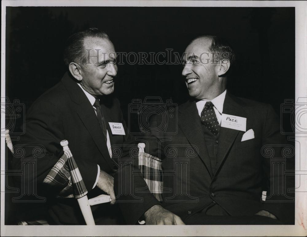 Press Photo Mr Gracy and Mr Pace having a nice conversation - RSL97621 - Historic Images