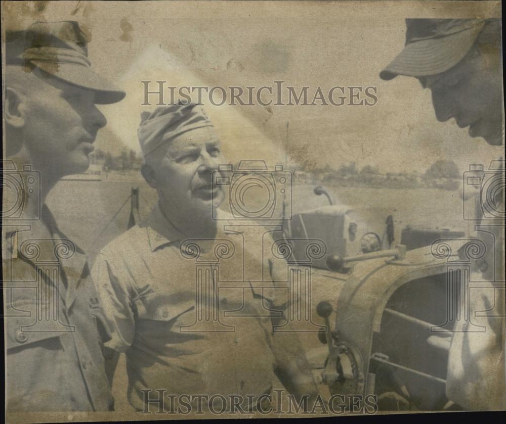 1966 Press Photo Evison Davis and other Navy men on a ship - RSL04571 - Historic Images