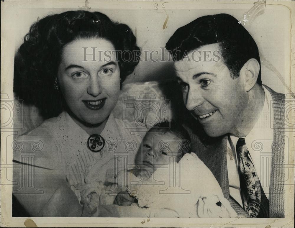 1949 Press Photo Singer Dennis Day and Peggy with their son Patrick James - Historic Images