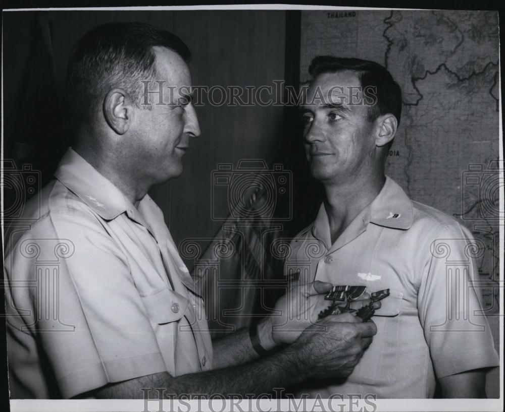 1966 Press Photo Captain James Coyne Honored Flying Cross Bronze Star Air Medal - Historic Images