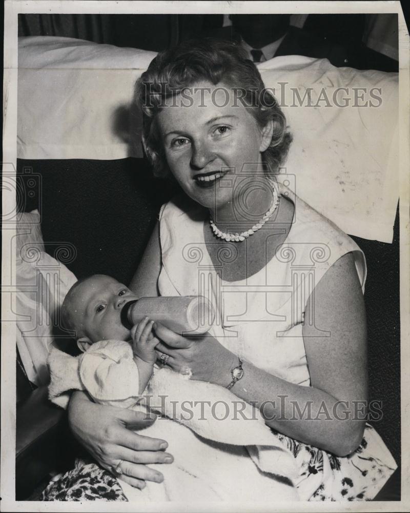 1958 Press Photo Mrs Mildred Dalton &amp; Son Steven Evacuated From City - Historic Images