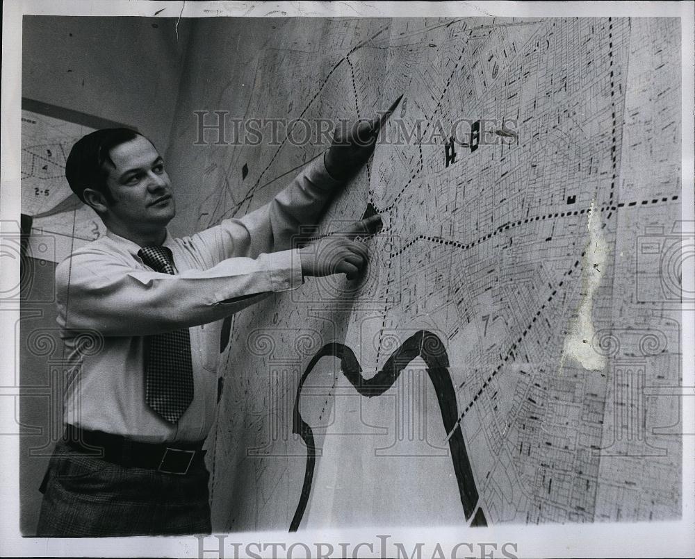 1973 Press Photo Edward Sarasin & map of cambridge, Mass - RSL90557 - Historic Images