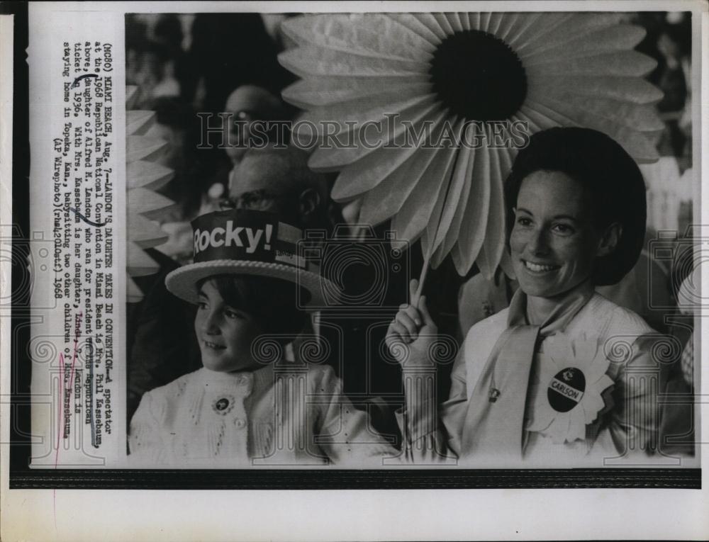 1968 Press Photo Mrs Phil Kassebaum, Daughter of Alfred M Landon, Child Linda - Historic Images