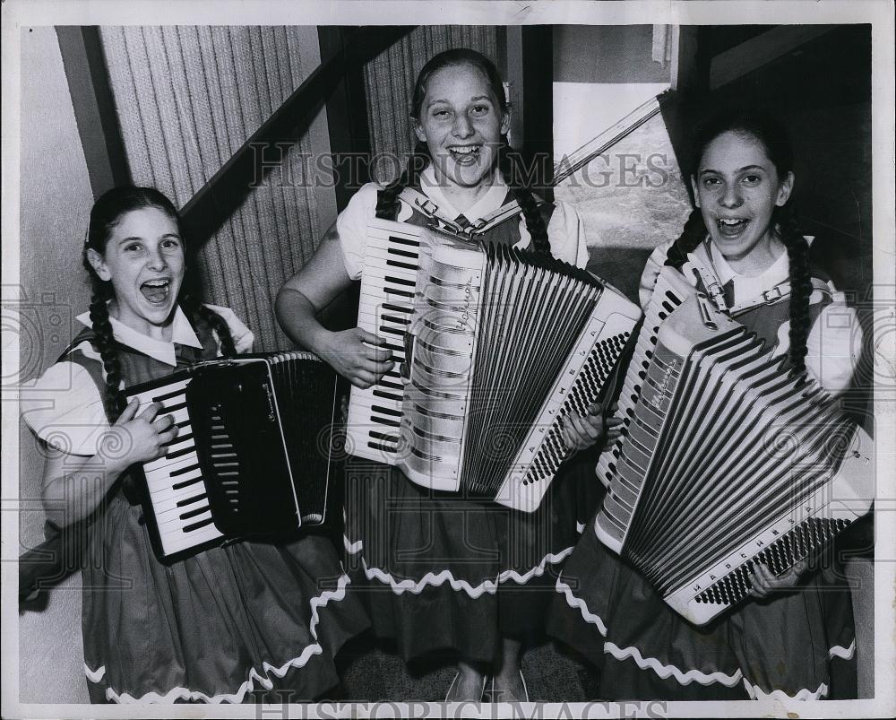 1962 Press Photo Jacquelyn Marsha and Corales Steves playing instruments - Historic Images