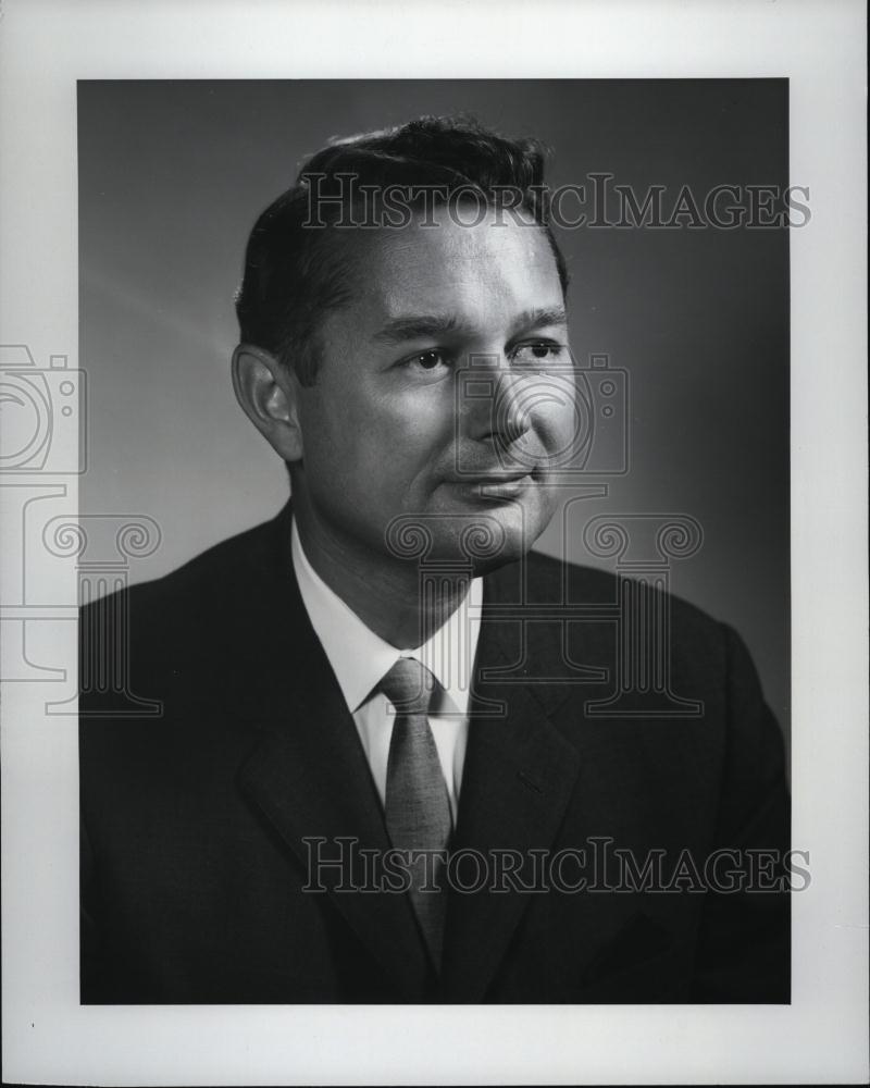 1968 Press Photo H Walter Weaver Chartered Life Underwriter Insurance Agency - Historic Images