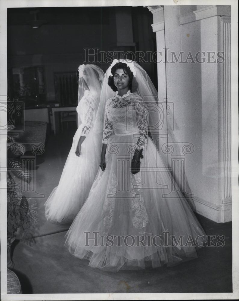 1961 Press Photo Edith Mirtha Comas Replica Debbie Reynolds Wedding Dress - Historic Images