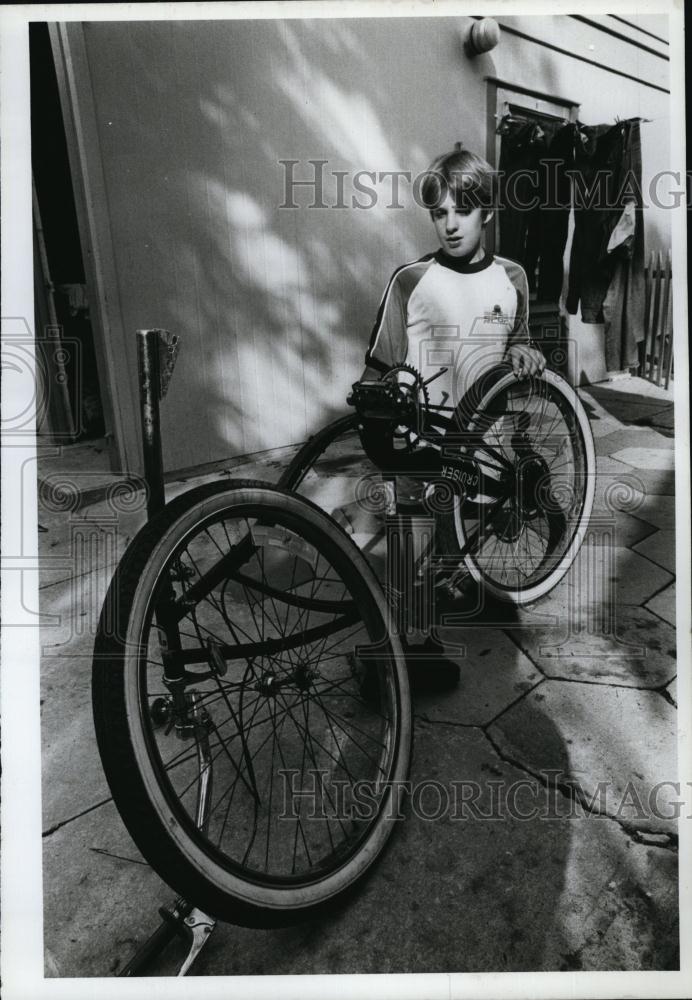 1985 Press Photo Edwin Parizek with his wrecked Bike - RSL94675 - Historic Images