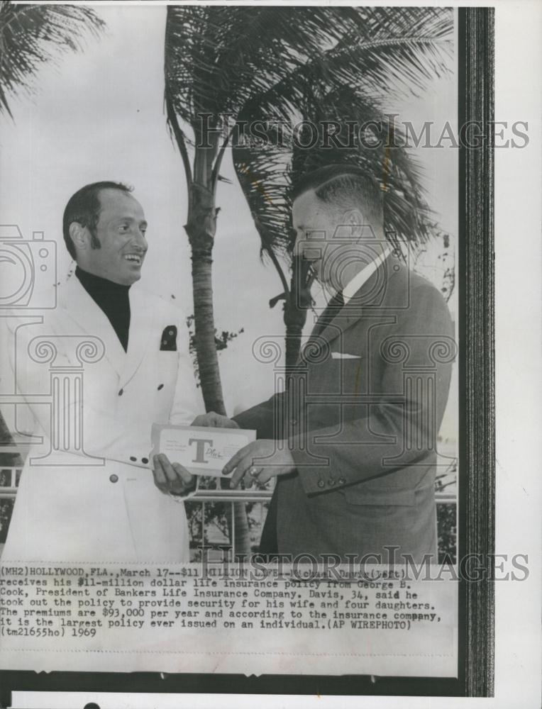 1969 Press Photo MIchael Davis with his 11 Million Dollar life insurance policy - Historic Images