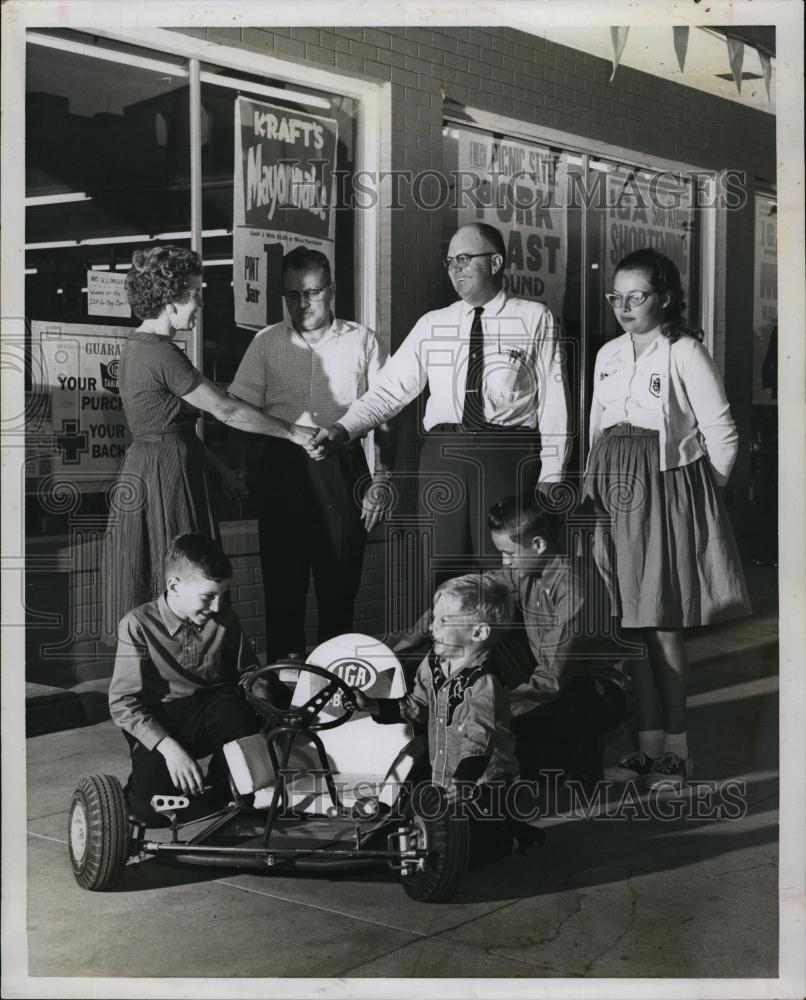 1962 Press Photo Mrs Walter Mallett , Frank &amp; Henry Potter, Victor, Bobby - Historic Images