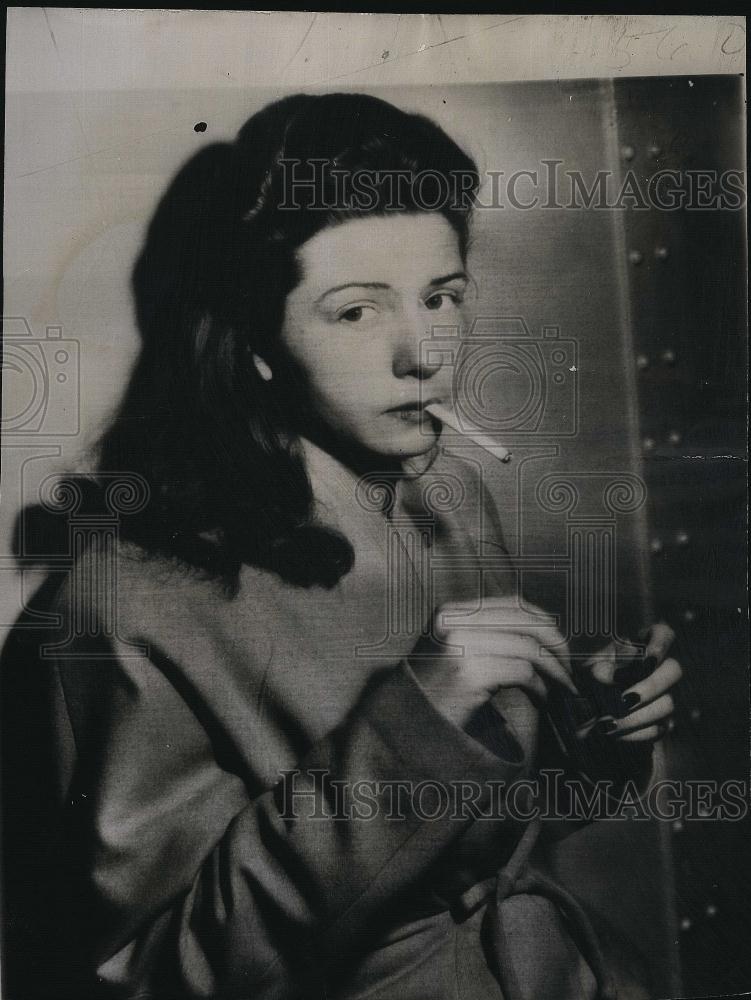 1945 Press Photo Gloria Johnson after arrest by FBI Agents - RSL82601 - Historic Images