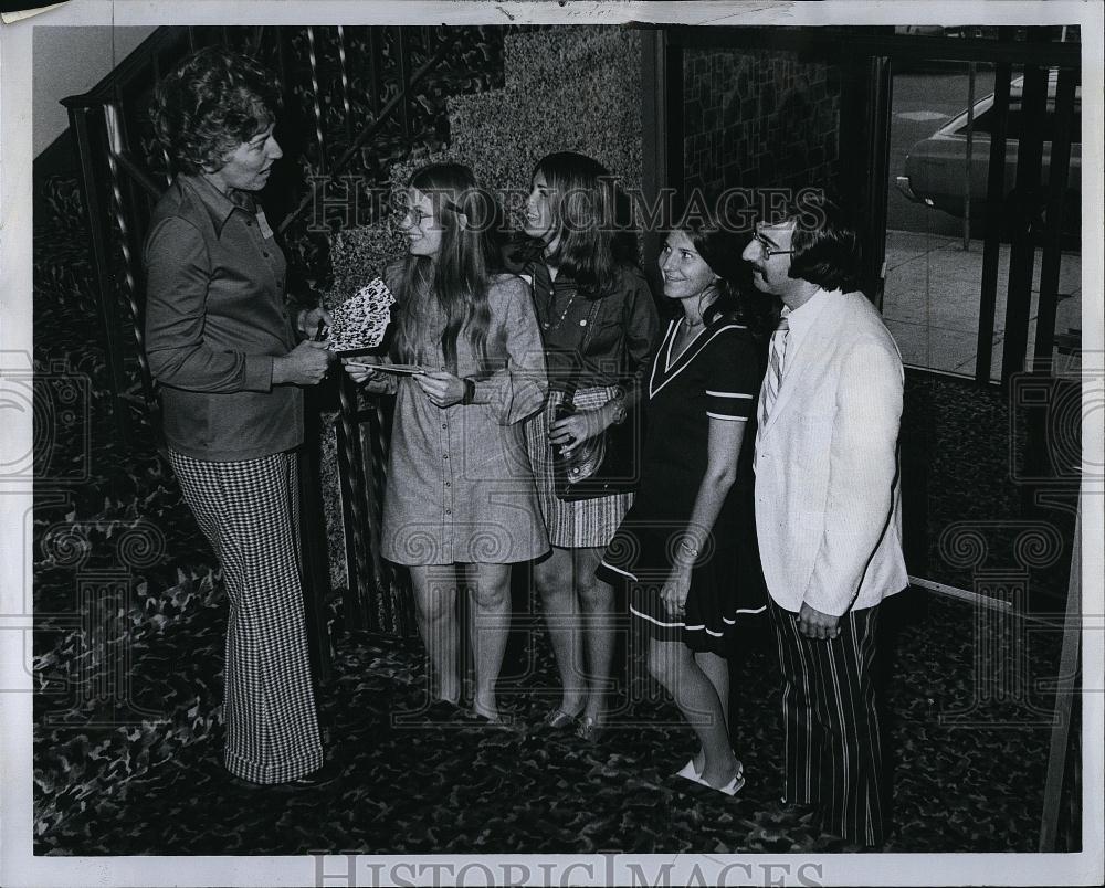 1973 Press Photo Mrs Jane McGrath Geri Kaiser Gail Rosoff, Stephanie Cuddeback - Historic Images