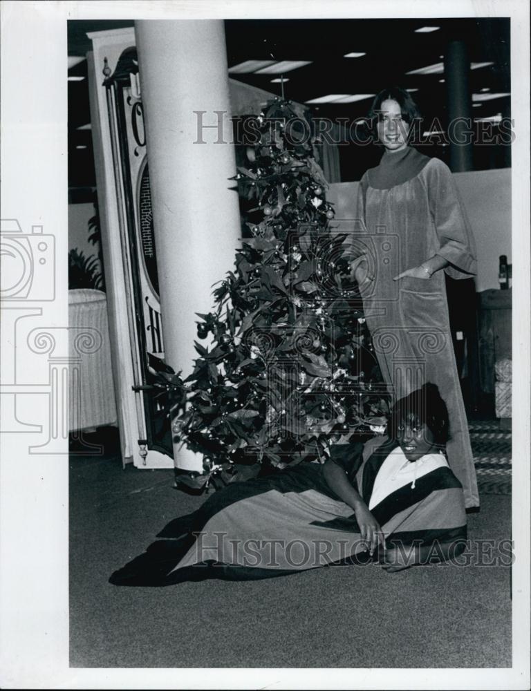 1977 Press Photo Models Holly Hail & Bridgetter Proctor Modeling Velour Robes - Historic Images