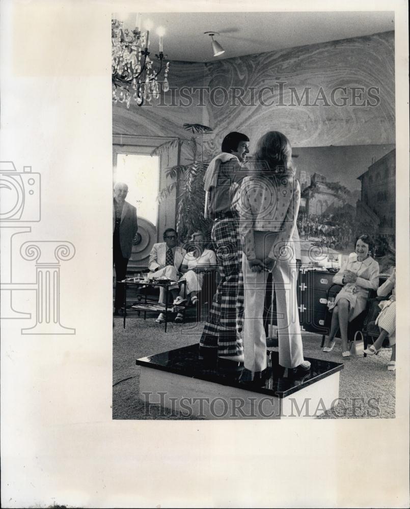 1973 Press Photo Fashion Models Belted By Hectic Place During Fashion Show - Historic Images